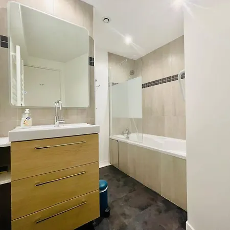 La - T3 Avec Terrasse Plein Centre Lr