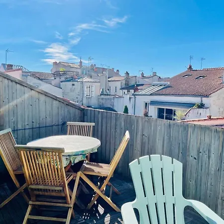 La - T3 Avec Terrasse Plein Centre Lr *